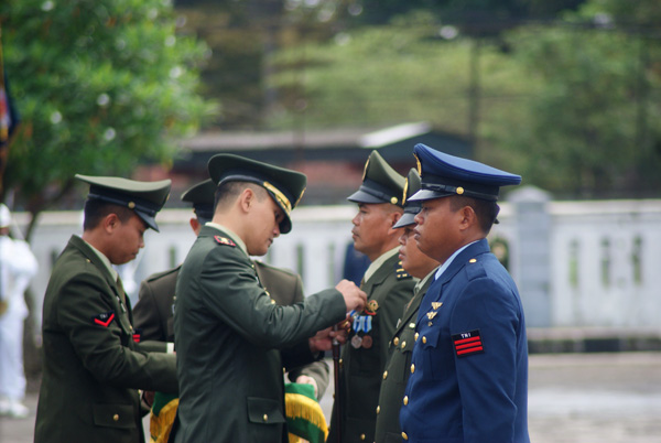 3 Prajurit TNI yang mendapatkan stya lencana kesetiaan diantaranya, Pelda Samiun, Serma Yusuf dan Praka Dede Wahyudin ketiganya dari kesatuan, Brigif 13, Kodim dan Lanud TNI AU Wiriadinata.