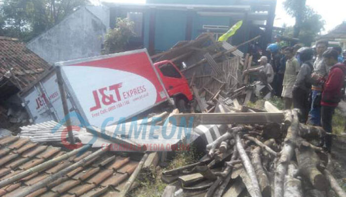 Mobil Box Hantam Dua Rumah