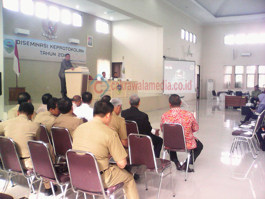 KOTA TASIKMALAYA, (CAMEON) - Wali Kota Tasikmalaya, Budi Budiman, menjelaskan bahwa keprotokolan merupakan hal yang sangat penting karena dengan adanya keprotokolan dalam setiap kegiatan semuanya bisa tertib, lancar, dan khidmat. Hal itu disampaikannya dalam acara Diseminasi Keprotokolan di Gedung Serbaguna Jalan Letnan Harun No. 1 Kota Tasikmalaya, Senin (23/5/2016). Menurutnya, walaupun sudah merasa bagus, kita tetap perlu adanya pelatihan keprotokolan karena kita masih banyak kekurangan. “Saya perhatikan kekurangannya banyak seperti pada saat menyanyikan lagu wajib Indonesa Raya. Setiap kali dinyanyikan tidak sesuai dengan ritmenya, termasuk dirigennya, terkadang nyanyiannya terlalu cepat, “ ujarnya. Budi berharap pada saat kehadiran para Pejabat Negara, baik dari dalam negeri maupun luar Negeri, penyusunan acara dan pengaturan penempatan duduk harus sesuai dengan aturan keprotokolan, termasuk didalamnya pengaturan sambutan harus benar-benar tertib. Di tempat yang sama, Kepala Bagian Umum, Rojab Riswan, menyampaikan, tujuan diadakannya pelatihan, yakni untuk meningkatkan kemampuan dan keilmuan tentang keprotokolan. Pelatihan ini tidak hanya diberlakukan di tingkat Pemerintahan Kota, tetapi kami undang semua termasuk BUMN, BUMD, organisasi kemasyarakatan, dan instansi lainnya. Ia berharap semua yang mengikuti Diseminasi keprotokolan memahami apa yang harus dilakukan nanti, baik acara kenegaraan atau acara resmi yang meliputi Tata Tempat, Tata Upacara, dan Tata Penghormatan sebagai bentuk penghormatan kepada seseorang sesuai dengan jabatan atau kedudukannya dalam negara, pemerintahan, atau masyarakat. cakrawalamedia.co.id. (Edi Mulyana)