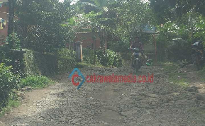 Jalan Menuju Citumang Pangandaran Rusak Parah