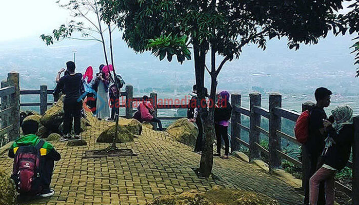 Manjakan Mata di Tebing Keraton