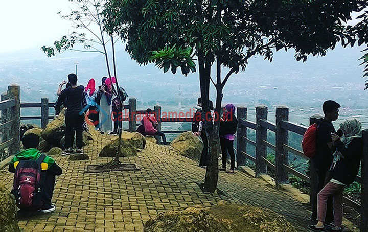 Manjakan Mata Di Tebing Keraton
