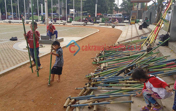 Mau Bermain Egrang Inilah Cara Membuat dan Aturan Egrang