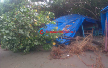 Ratusan Warung Tenda Biru Dipantai Barat Pangandaran Porak Poranda Diterjang Gelombang Pasang