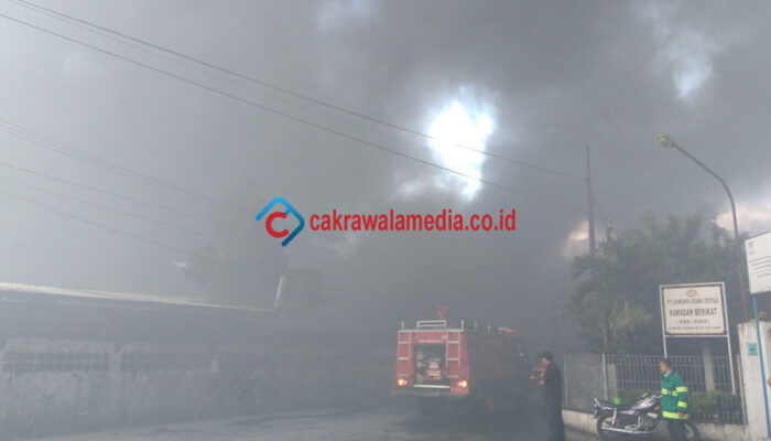 Si Jago Merah Ini Ga Puasa, Malah Melahap Pabrik Kain