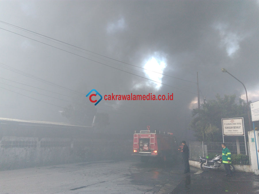 Si Jago Merah Ini Ga Puasa, Malah Melahap Pabrik Kain
