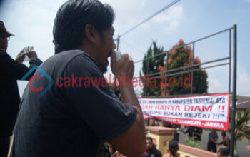 “ Ari Ngaku Incu Ajengan, Tapi Nginjem Duit ka Rentenir “ Teriak Pendemo.