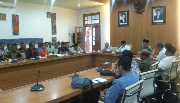 Emil Berikan Tiga Solusi Warga Korban Penggusuran PT.KAI