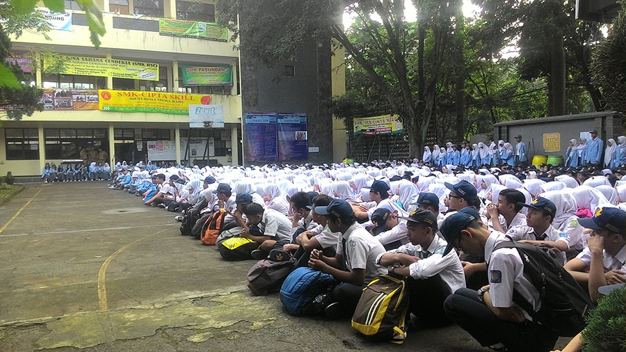 Orangtua Siswa Sambut Baik Antar Anak Ke Sekolah Pada Hari Pertama