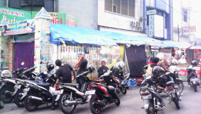 PKL Cihideung Keluhkan Omzet Turun Drastis