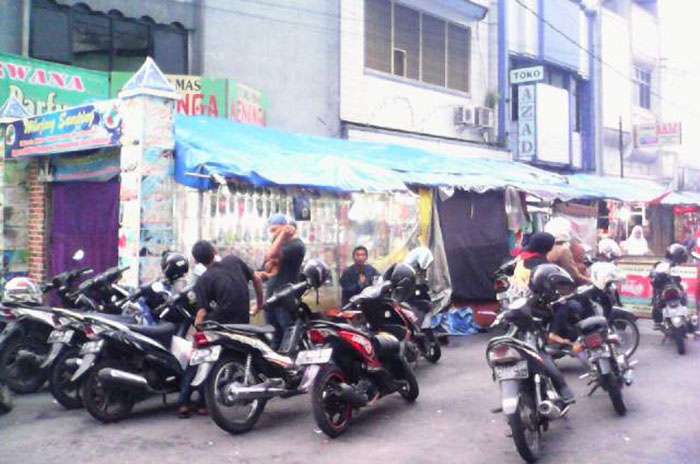 PKL Cihideung Keluhkan Omzet Turun Drastis