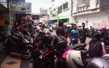 Parkir Motor di Jalan Selakaso Bikin Lalin Semrawut