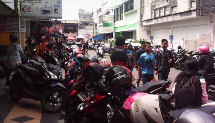 Parkir Motor di Jalan Selakaso Bikin Lalin Semrawut