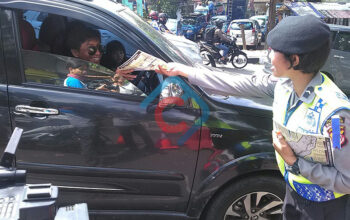 Polwan Bagikan Brosur Anti Bingung