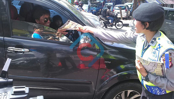 Polwan Bagikan Brosur Anti Bingung