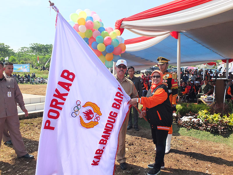 Pagelaran Kesenian Sunda Meriahkan Pembukaan Porkab Bandung Barat 2016