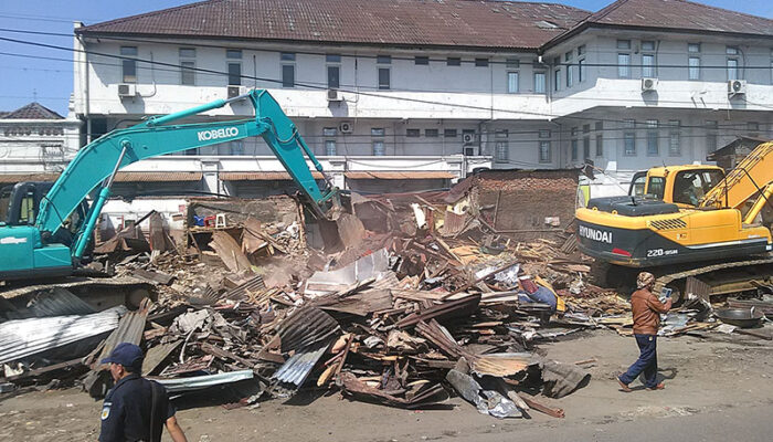 Rumah dan Warung Warga Kebon Jeruk Terkena Gusur