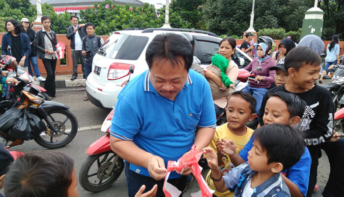 10 Ribu Bendera Dibagikan Balon Wali Kota Cimahi
