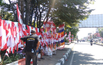 Antara Aturan, Kebutuhan dan Semarak Pedagang Bendera