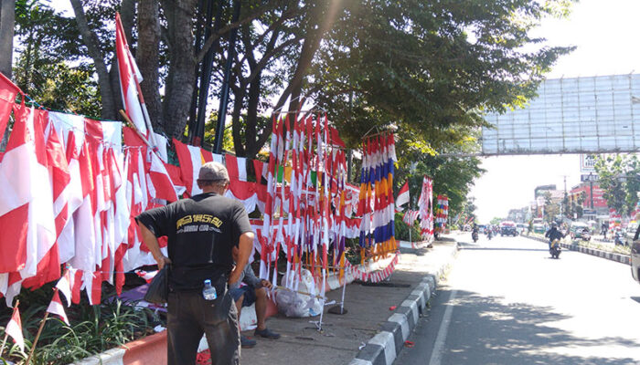 Antara Aturan, Kebutuhan dan Semarak Pedagang Bendera