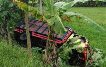Diduga Ngantuk, Truk di Ciamis Masuk Parit