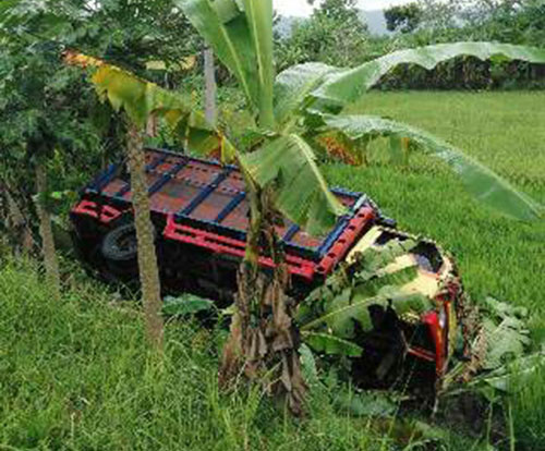 Diduga Ngantuk, Truk Di Ciamis Masuk Parit