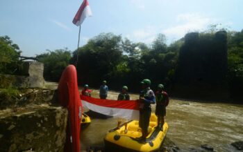 Di Bawah Jembatan Bersejarah Itulah FAJI Bentangkan Merah Putih.