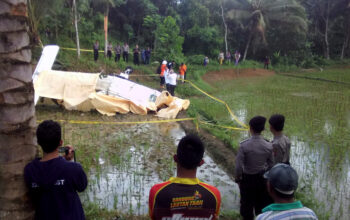 Iting, Penyadap Nira, Nyaris Terhantam Pesawat yang Jatuh