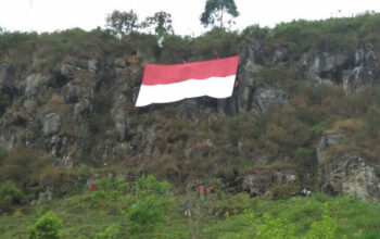 Jelang HUT Kemerdekaan RI, Puluhan Pemuda Bentangkan Bendera Merah Putih di Gunung Batu