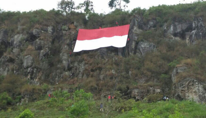 Jelang HUT Kemerdekaan RI, Puluhan Pemuda Bentangkan Bendera Merah Putih di Gunung Batu
