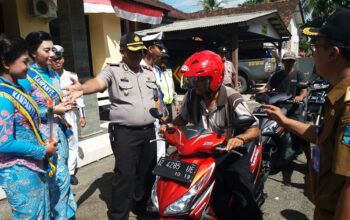 Sambut HUT Polwan Ke-68, Polsek Pangandaran Bagikan Helm