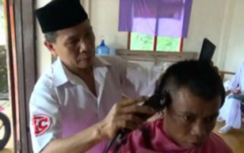 Uho Kholidin; Tukang Pangkas Rambut Akhirnya Naik Haji