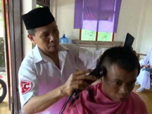 Uho Kholidin; Tukang Pangkas Rambut Akhirnya Naik Haji