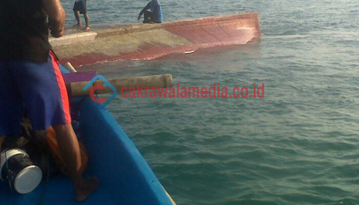 Dihantam Badai Sebuah Perahu Nelayan Ditemukan Tenggelam