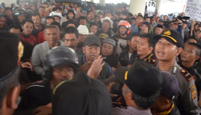 Memaksa Masuk Gedung DPRD, Warga di Empat Desa Nyaris Baku Hantam Dengan Petugas