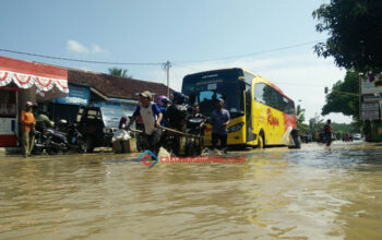 Banjir Bawa Berkah Bagi Penjual Jasa Gerobak Angkut
