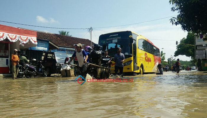 Banjir Bawa Berkah Bagi Penjual Jasa Gerobak Angkut