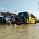 Banjir Bawa Berkah Bagi Penjual Jasa Gerobak Angkut