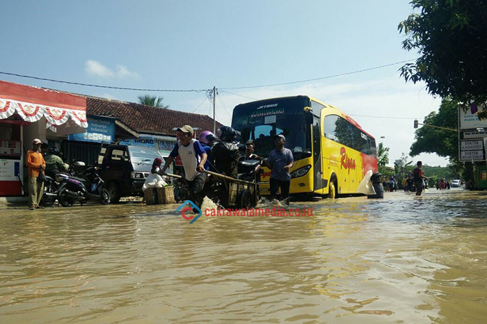 Banjir Bawa Berkah Bagi Penjual Jasa Gerobak Angkut