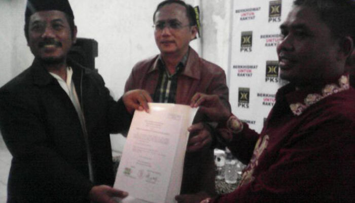 DPP PKS Serahkan SK Untuk Dede-Asep