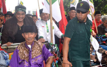 Daftar ke KPU, Dicky-Deny Ngagoes Becak