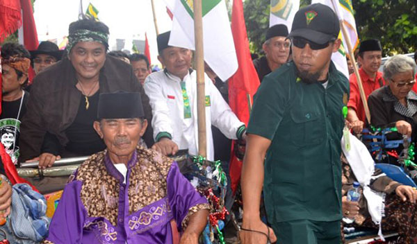 Daftar ke KPU, Dicky-Deny Ngagoes Becak