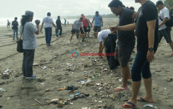 Dukung Program Bupati Jeje, MBC Indonesia Bersihkan Pantai Barat Pangandaran