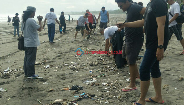 Dukung Program Bupati Jeje, MBC Indonesia Bersihkan Pantai Barat Pangandaran
