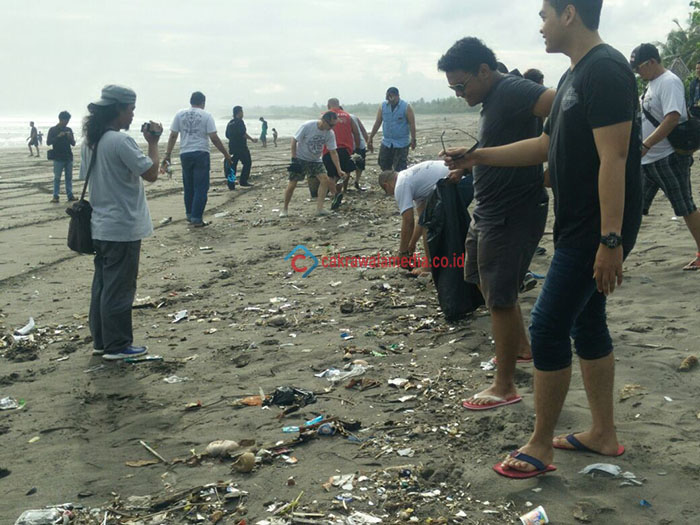 Dukung Program Bupati Jeje, MBC Indonesia Bersihkan Pantai Barat Pangandaran