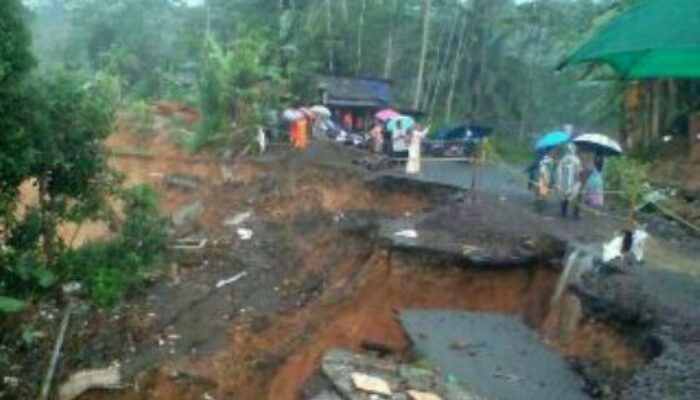 Diguyur Hujan, Jalan Provinsi Salopa-Cikatomas Lumpuh Total