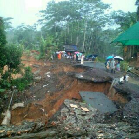 Diguyur Hujan, Jalan Provinsi Salopa-Cikatomas Lumpuh Total
