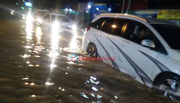 Kalipucang Dilanda Banjir, Rombongan Mobil Pejabat Hanya Melintas Saja