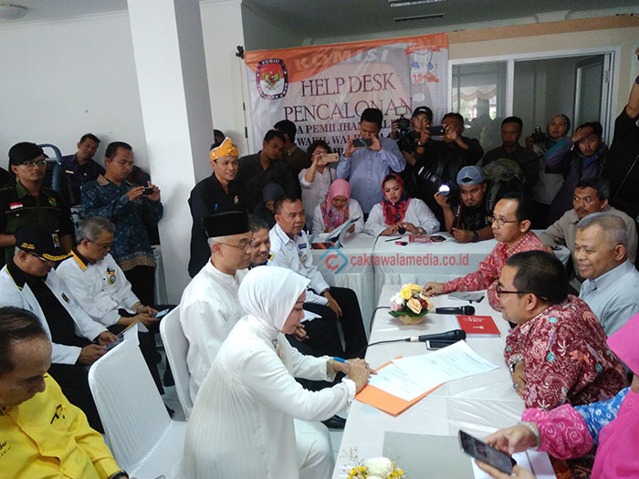 Mobil Komodo Iringi Pasangan Atty-Azul Daftar ke KPU Kota Cimahi