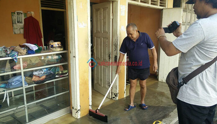Pasca Banjir, Warga Kalipucang Pangandaran Mulai Bersihkan Rumah